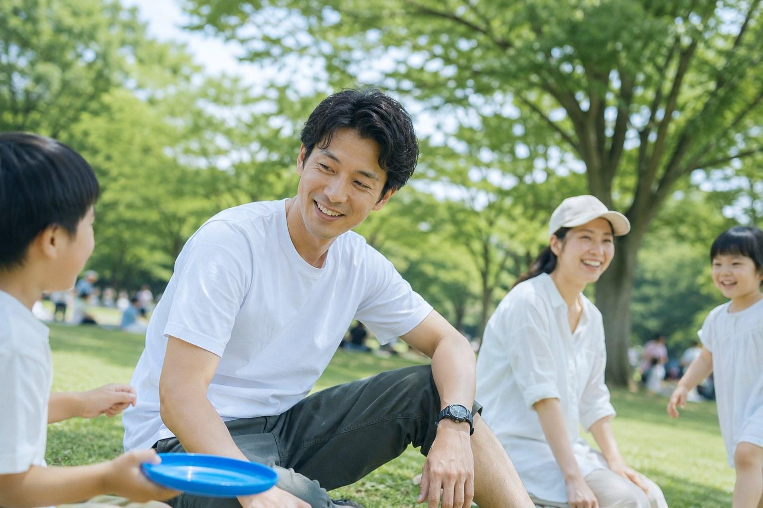 サロンを出た後、休日に公園で家族と過ごす大人男性の様子