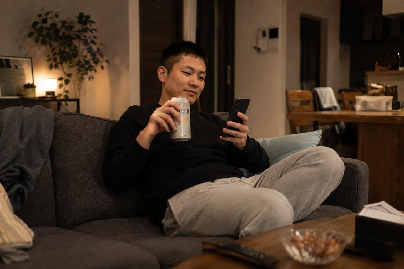サロンを出た後、休日に自宅でくつろぐ大人男性の様子