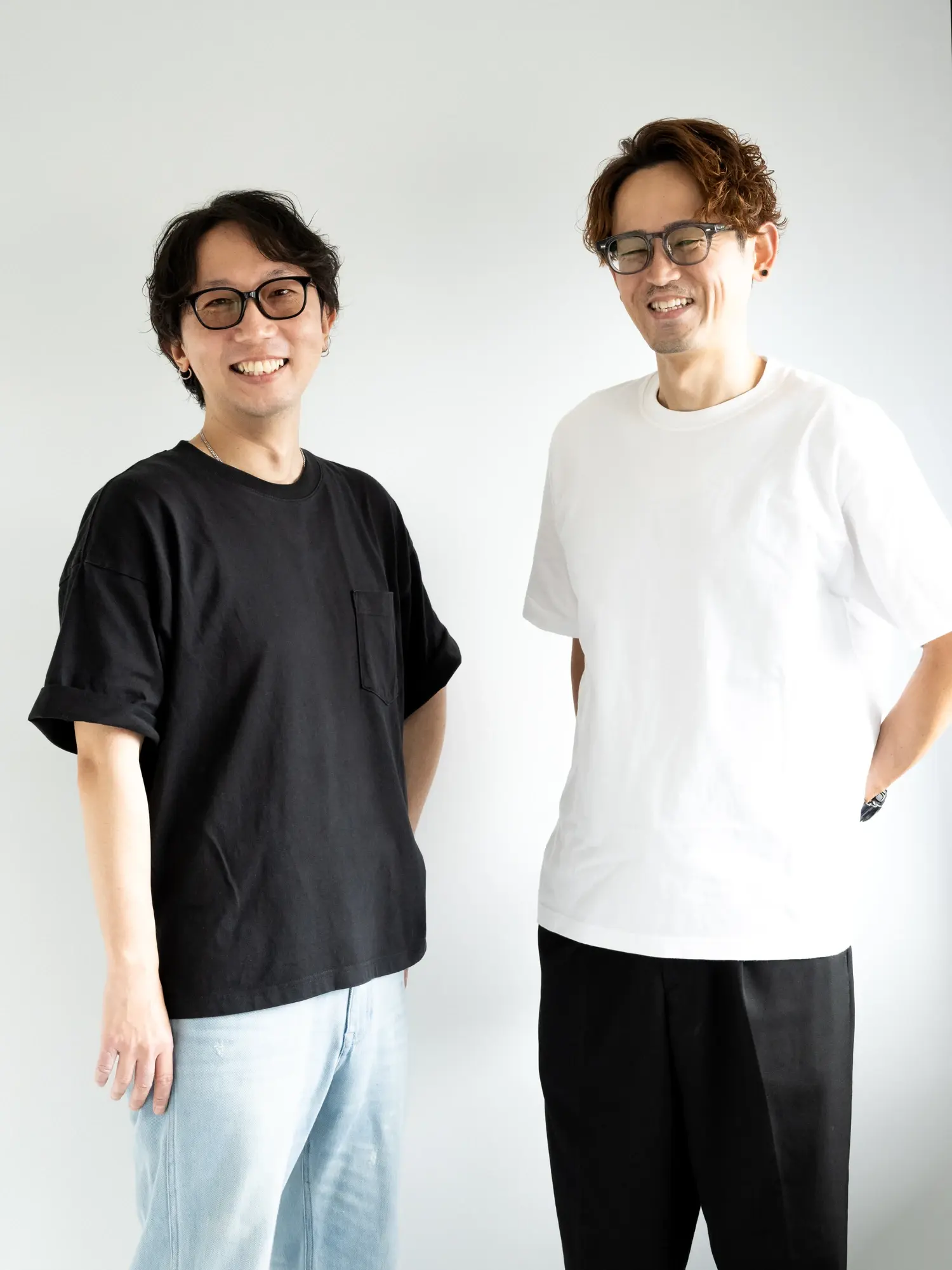 初回来店時、男性スタイリストと客が自然に会話しながら行うカウンセリング風景